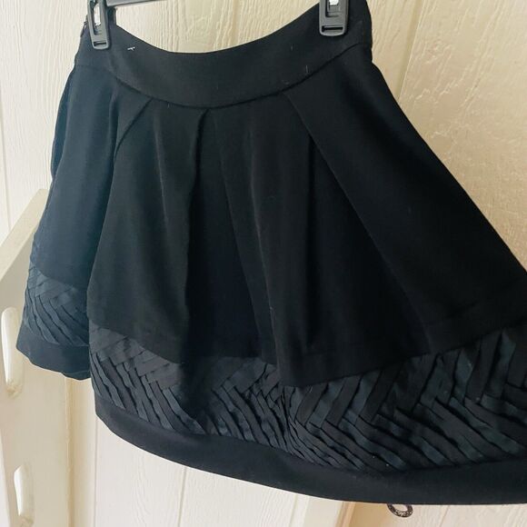 Diane Von Furstenburg Women’s Black Wool Pleated A-line Mini Skirt Flounce Sz 6 - Picture 3 of 6